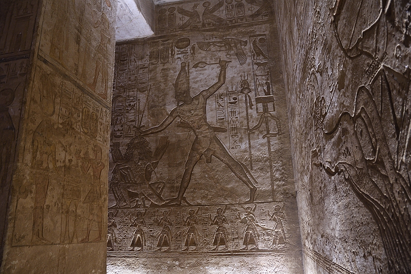 66 MAK_6544.jpg - Le pareti della sala nel lato destro, sono ricoperte di scene che rappresentano la vittoria di Ramses nella battaglia di Qadeš combattuta contro gli Ittiti nel 1274 a.C. dove venne impiegato il maggior numero di carri da combattimento trainati da cavalli (circa 5000 o 6000) per celebrare la quale il tempio è stato edificato.
